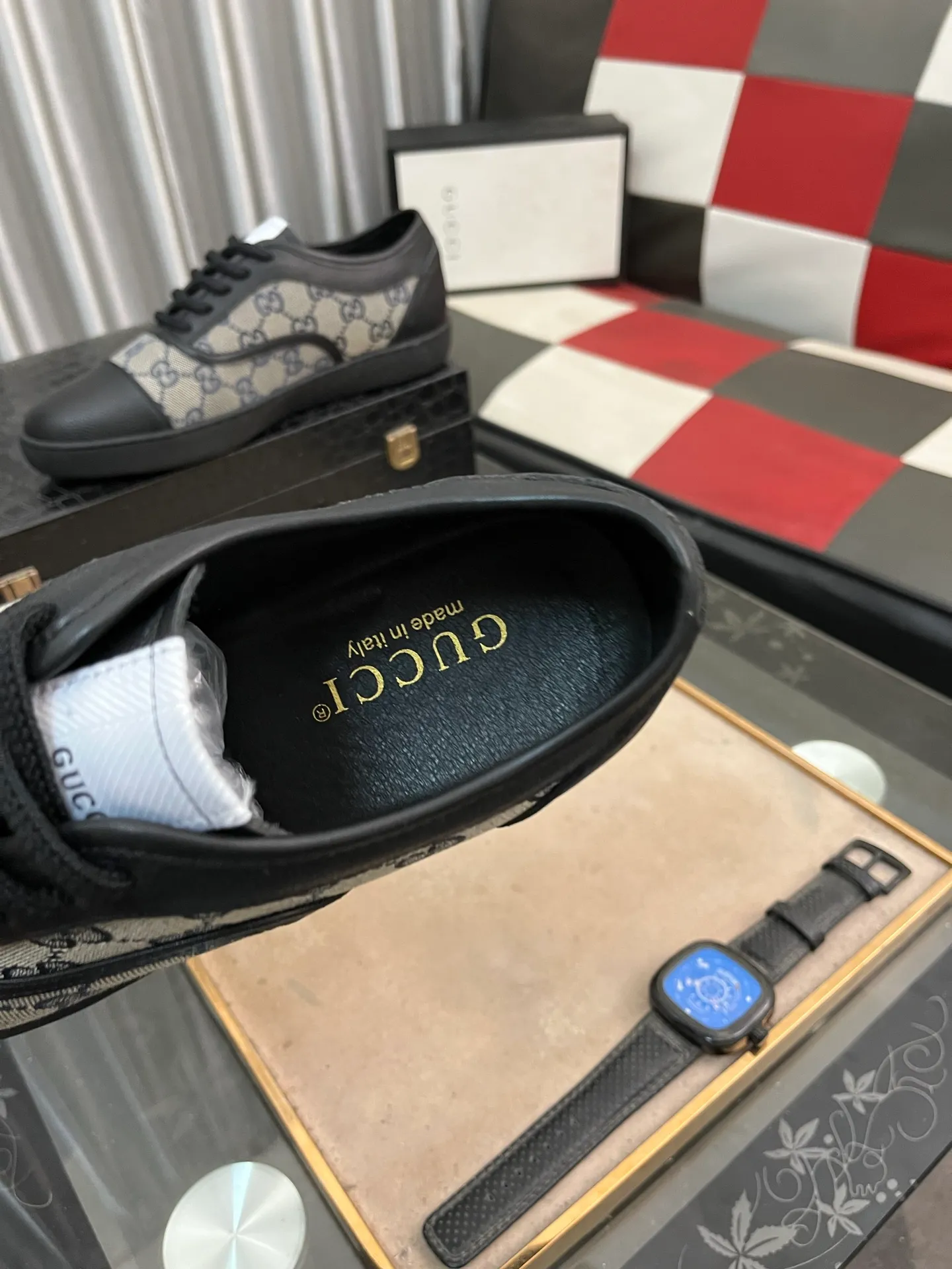 Men's shoes💰400⌚️⌚️[GUCCI] Gucci men's casual shoes are absolutely popular🔥The ultimate matching item for trendy men! The charm of super texture is unstoppable. This is the main recommendation. The upper is made of high-quality cowhide, with pig lining feet and wear-resistant rubber sole. It is noble and elegant! Extremely comfortable🎁🎁You can be as handsome as you want💪 Available in sizes 38-44 and 4️⃣colors available